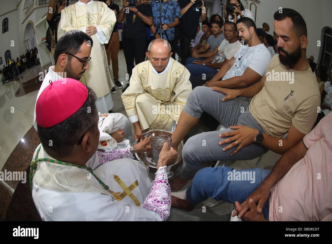 Serrinha, bahia, brésil - 17 avril 2025 : L'évêque catholique effectue la cérémonie de lavage des pieds pendant la mission de procession fogareu dans la ville de Serr Banque D'Images