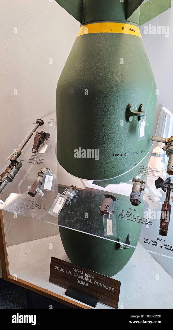 Eglin AFB, FL États-Unis - 12.27.2024, exposition de bombe historique de 2000 livres avec détonateurs et détonateurs, une relique de l'histoire militaire. Banque D'Images