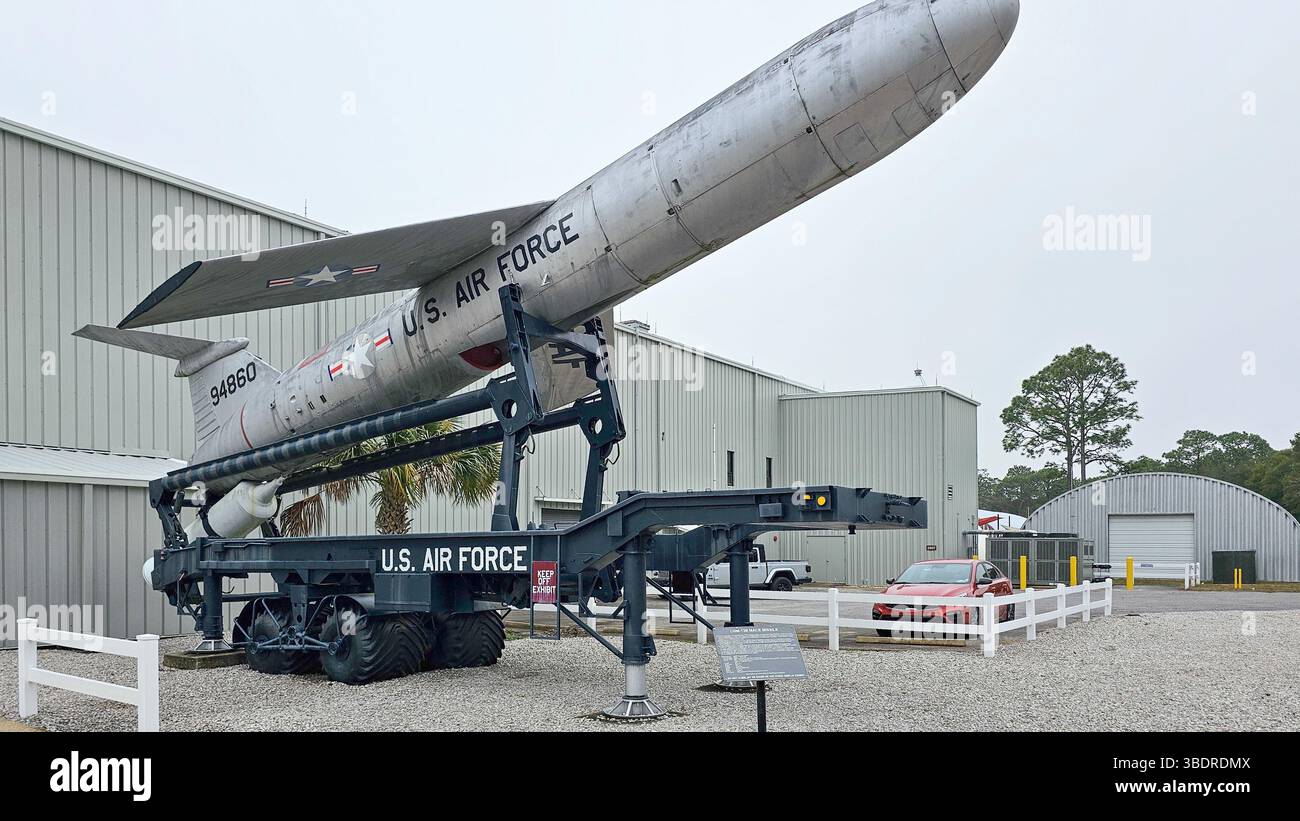 Eglin AFB, FL États-Unis - 12.27.2024 : exposition de missiles vintage dans un musée, relique de la guerre froide, vitrine historique de la technologie aérospatiale. Banque D'Images