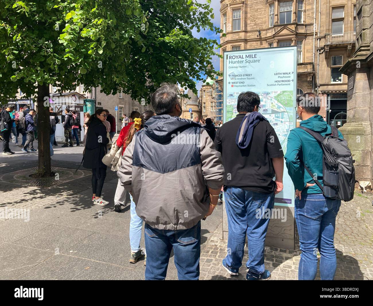 Visiteurs au panneau d'information avec carte de la ville et attractions sur Hunter Square et Royal Mile, Édimbourg Écosse - Image de stock capturée avec un smartphone