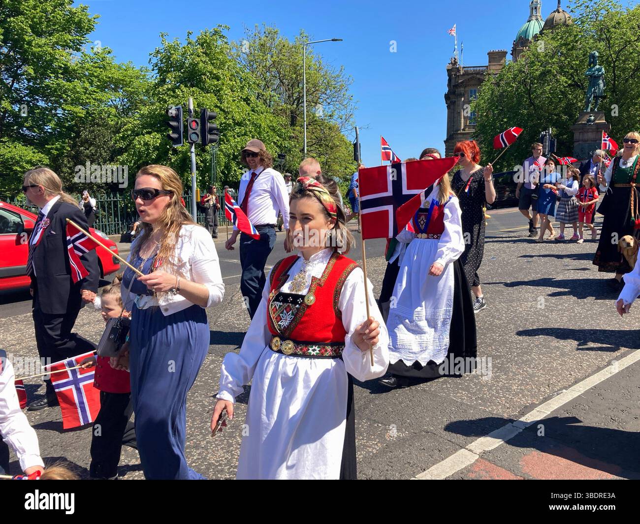 17 mai 2025. Célébration annuelle du jour de la Constitution norvégienne, avec un défilé du Royal Mile aux jardins de Princes Street. Vu ici sur le Mound. - Image de stock capturée avec un smartphone