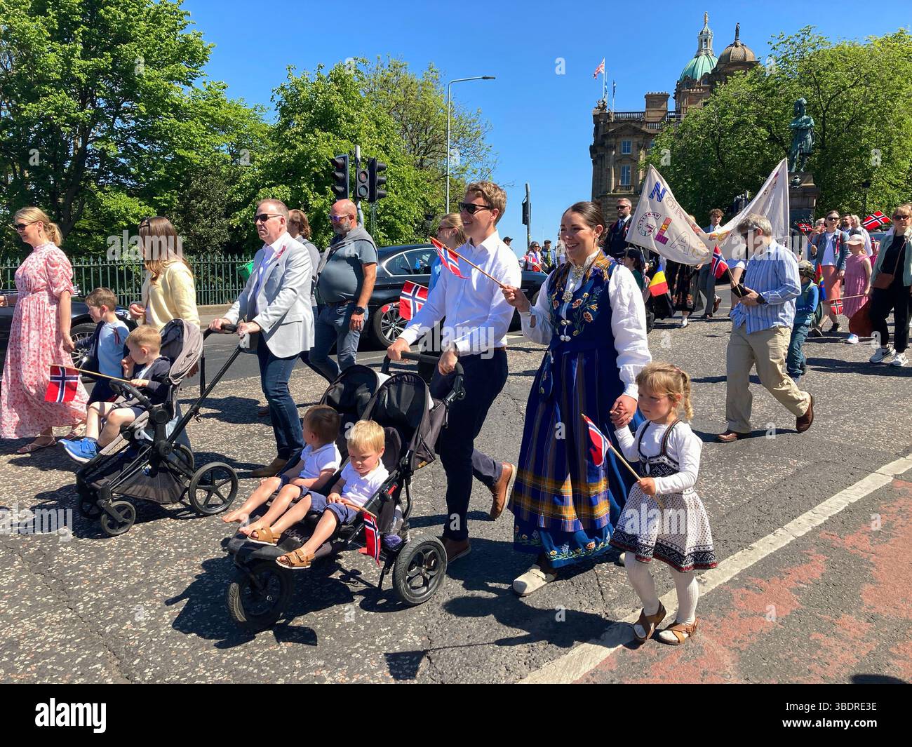 17 mai 2025. Célébration annuelle du jour de la Constitution norvégienne, avec un défilé du Royal Mile aux jardins de Princes Street. Vu ici sur le Mound. - Image de stock capturée avec un smartphone
