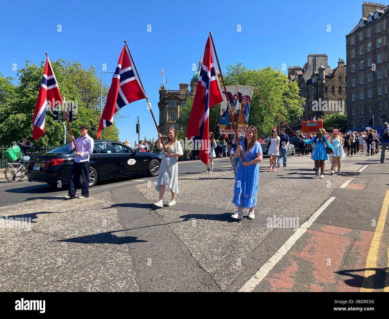 17 mai 2025. Célébration annuelle du jour de la Constitution norvégienne, avec un défilé du Royal Mile aux jardins de Princes Street. Vu ici sur le Mound. - Image de stock capturée avec un smartphone