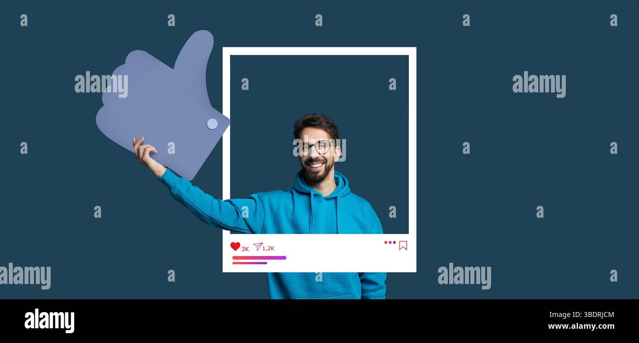 Créateur de contenu engageant mettant en avant le geste du pouce vers le haut pour les médias sociaux Banque D'Images