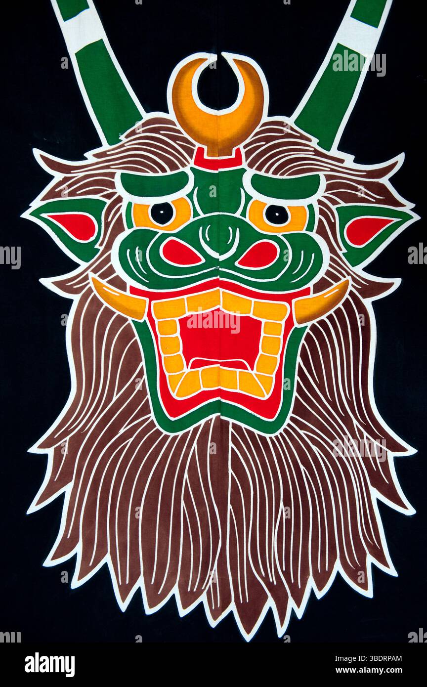 Un ushi-oni coloré (ou diable de vache) imprimé sur tissu représentant le Festival Ushioni à Uwajima pour effrayer les mauvais esprits, Ehime, Japon. Banque D'Images