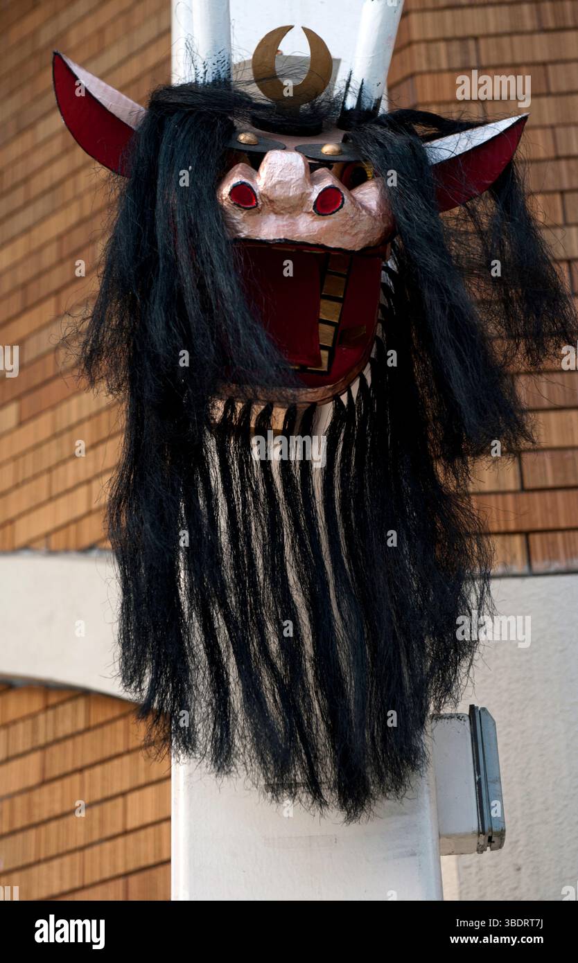 Un masque ushi-oni (ou diable de vache) généralement porté pendant le Festival Ushioni à Uwajima destiné à effrayer les mauvais esprits, Ehime, Japon. Banque D'Images