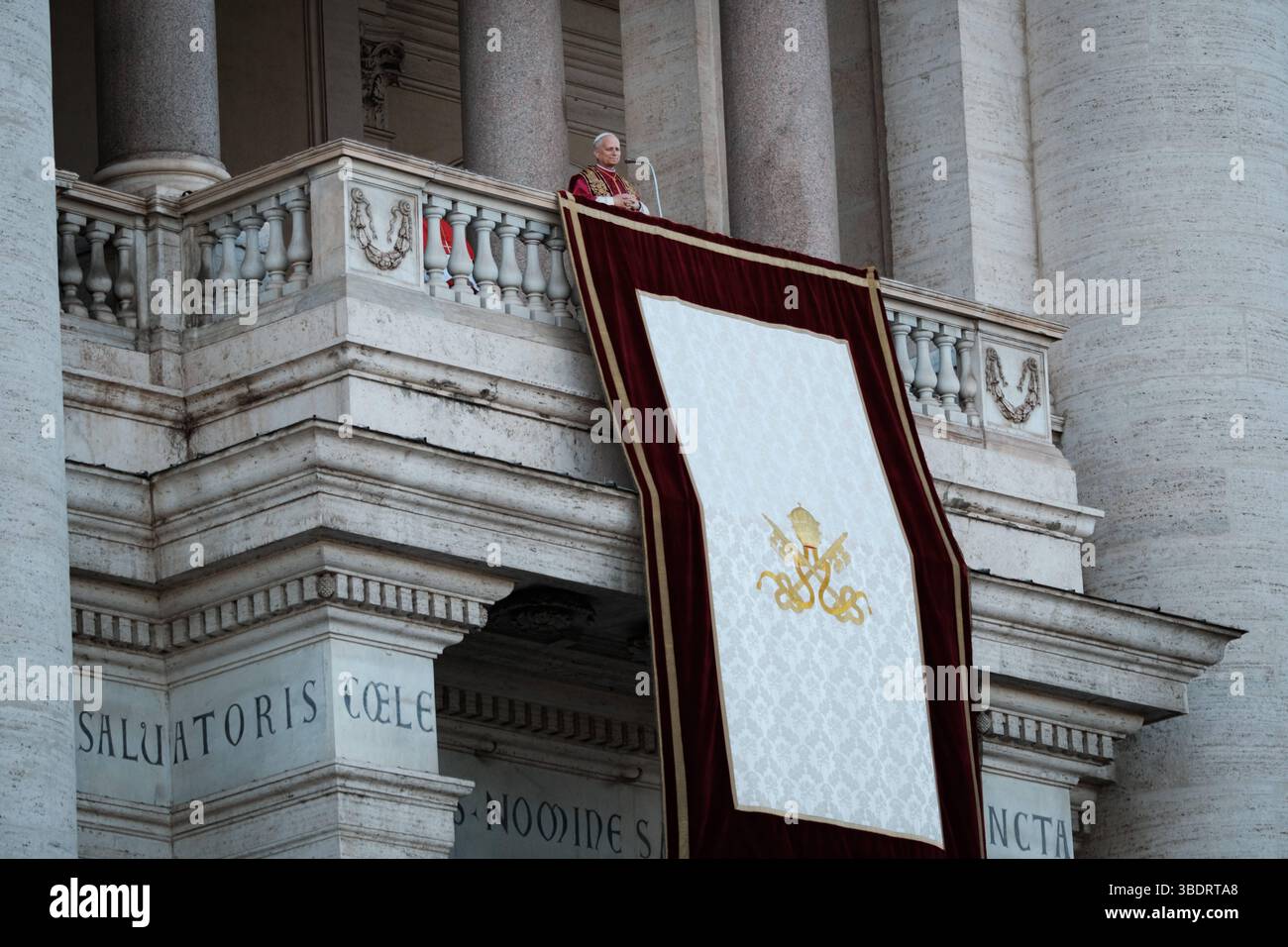 Rome, le pape Léon XIV prend ses fonctions à la Chaire romaine de la Basilique de Saint Jean Lateran. A la fin de la célébration, le Pape apparaît de la basilique pour saluer les fidèles, le 25 mai 2025 à Rome, Italie. Droit d'auteur : xAndreaxCalandrax Banque D'Images