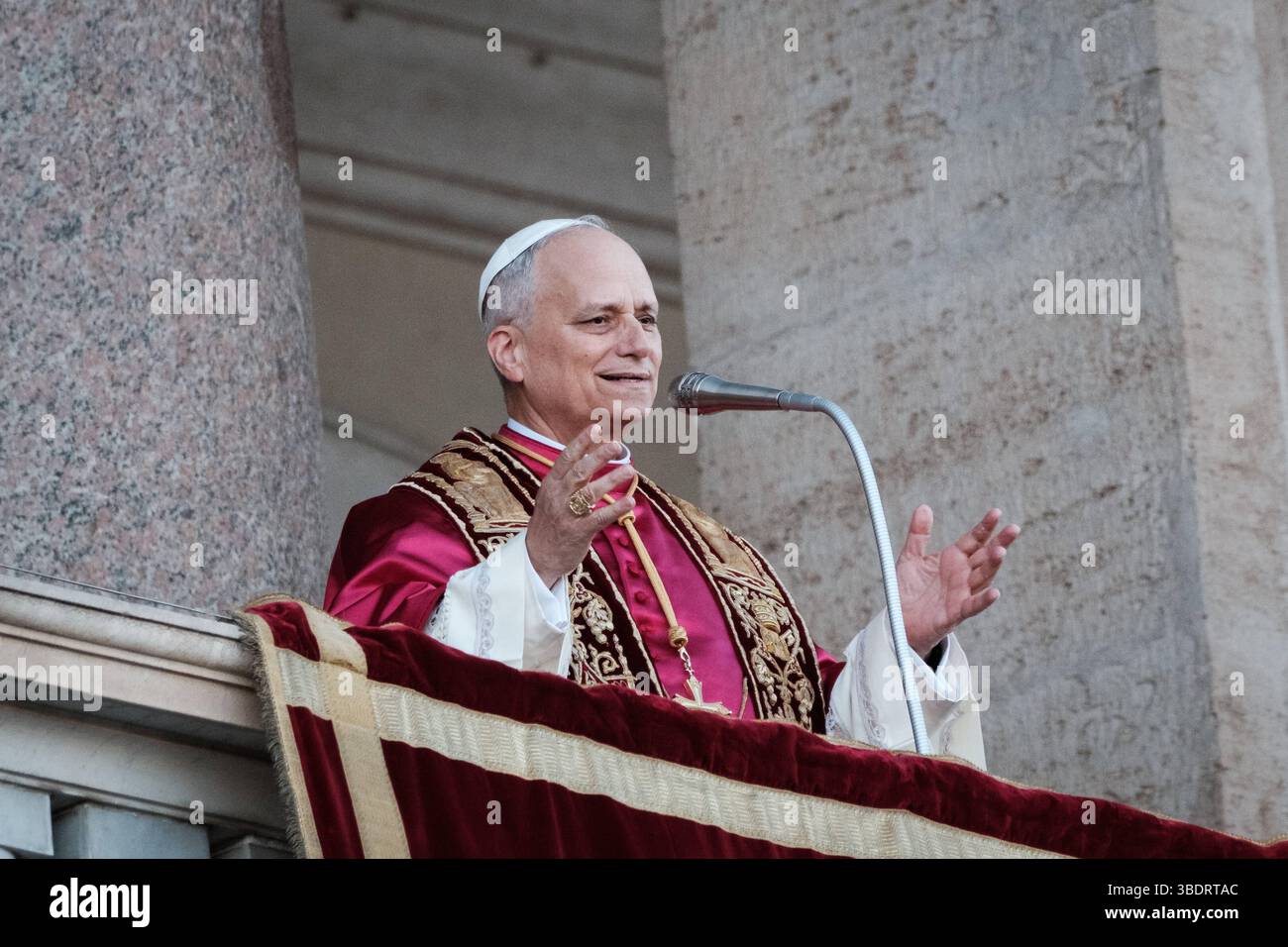 Rome, le pape Léon XIV prend ses fonctions à la Chaire romaine de la Basilique de Saint Jean Lateran. A la fin de la célébration, le Pape apparaît de la basilique pour saluer les fidèles, le 25 mai 2025 à Rome, Italie. Droit d'auteur : xAndreaxCalandrax Banque D'Images