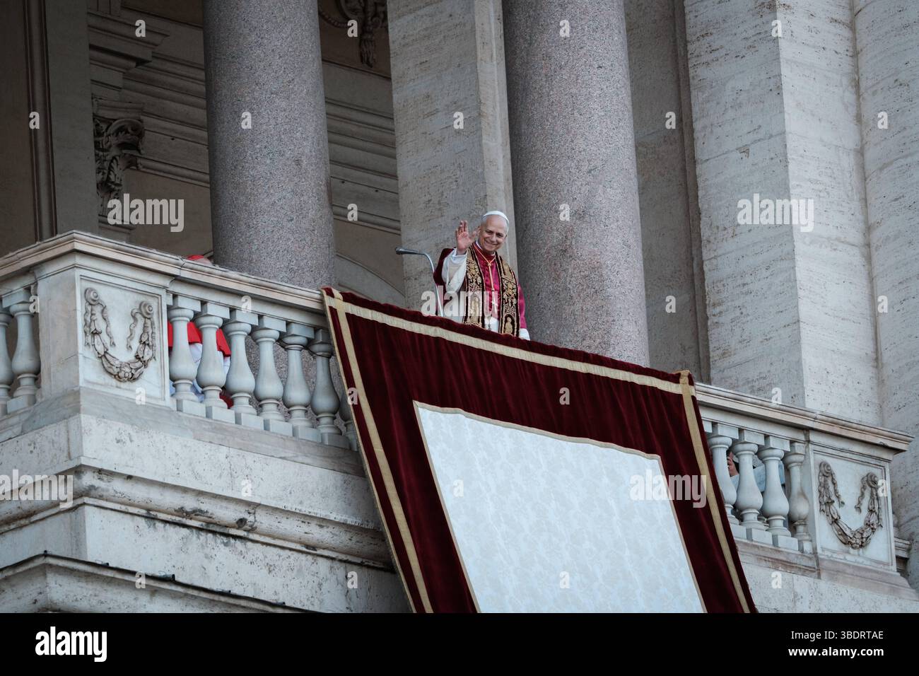 Rome, le pape Léon XIV prend ses fonctions à la Chaire romaine de la Basilique de Saint Jean Lateran. A la fin de la célébration, le Pape apparaît de la basilique pour saluer les fidèles, le 25 mai 2025 à Rome, Italie. Droit d'auteur : xAndreaxCalandrax Banque D'Images