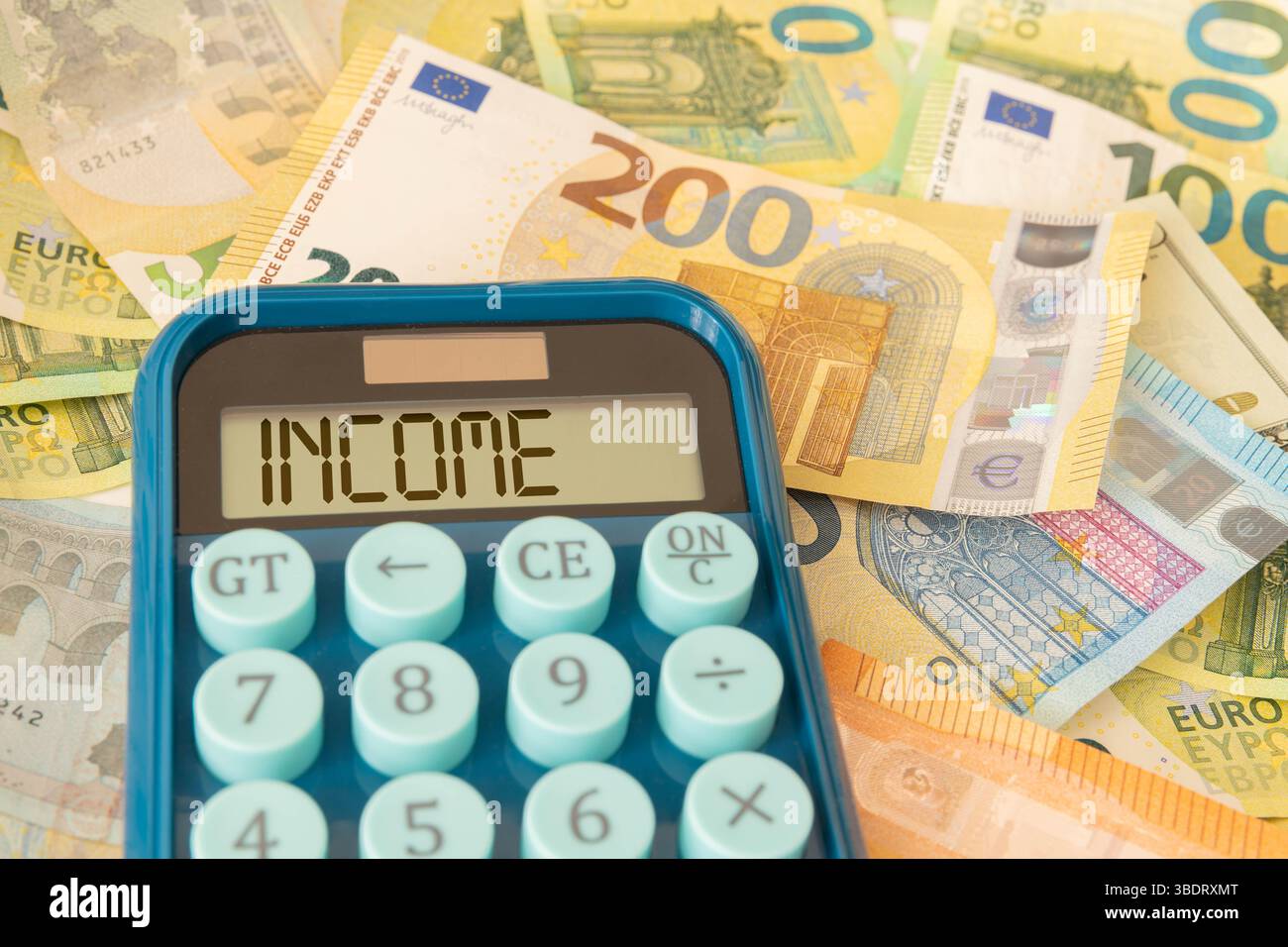 Un tas d'argent avec une inscription passive Income. Banque D'Images