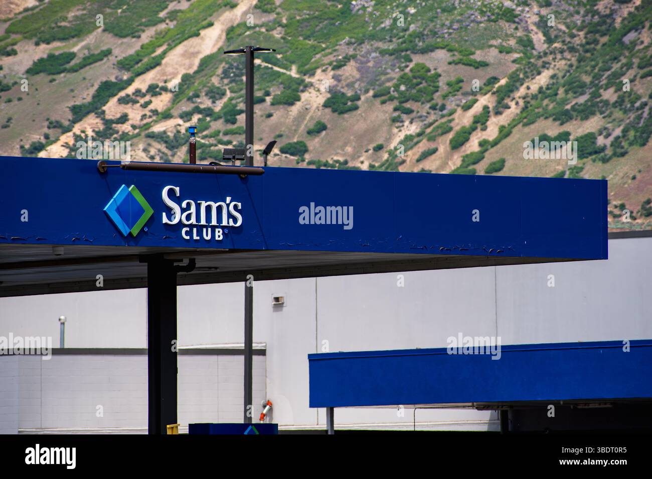 Spanish Fork, UT, États-Unis – 24 mai 2025 : la station-service Sam’s Club fournit des services de carburant aux membres et aux clients dans le cadre de la chaîne de clubs d’entrepôts de détail. Banque D'Images