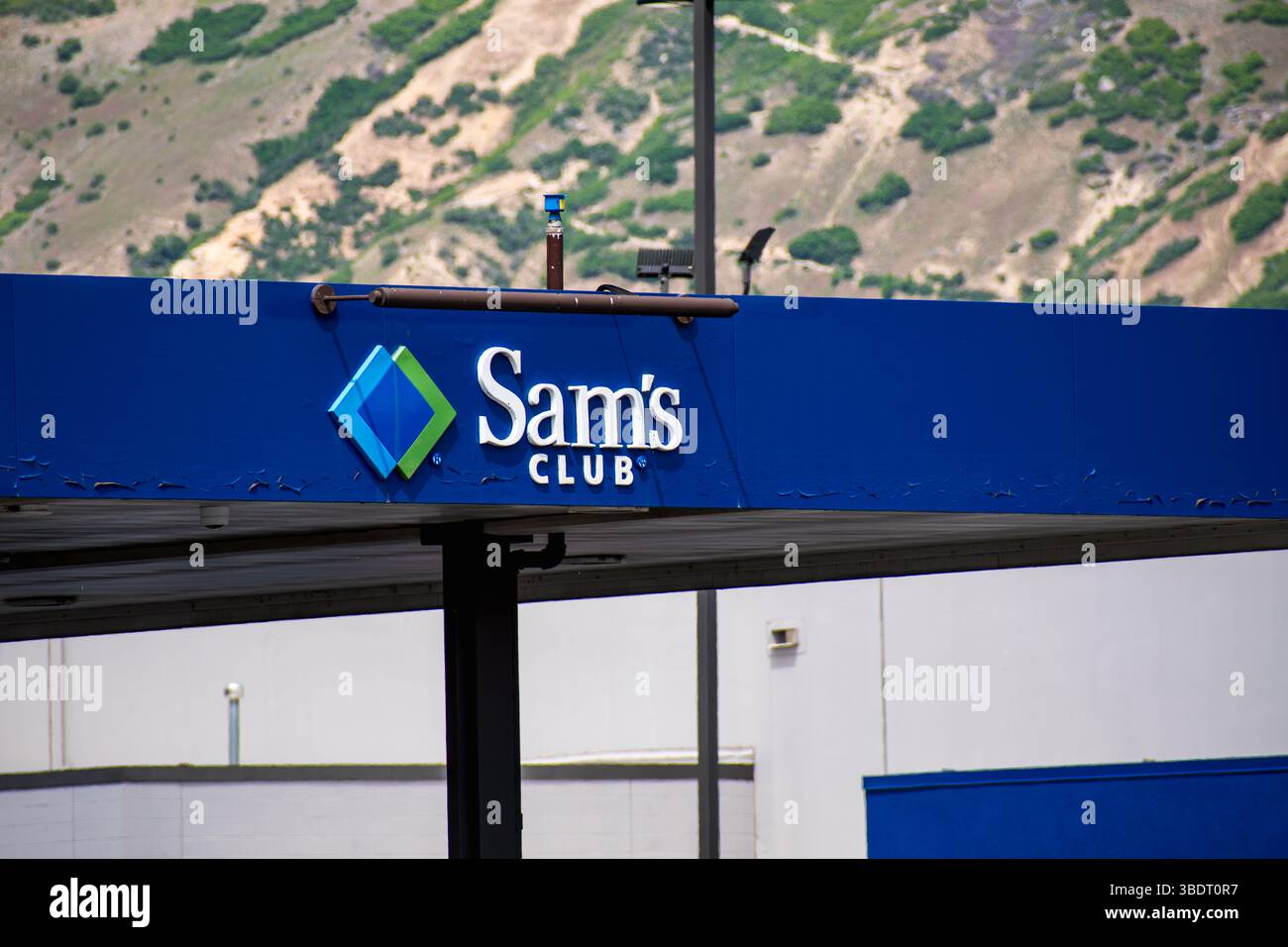 Spanish Fork, UT, États-Unis – 24 mai 2025 : la station-service Sam’s Club fournit des services de carburant aux membres et aux clients dans le cadre de la chaîne de clubs d’entrepôts de détail. Banque D'Images