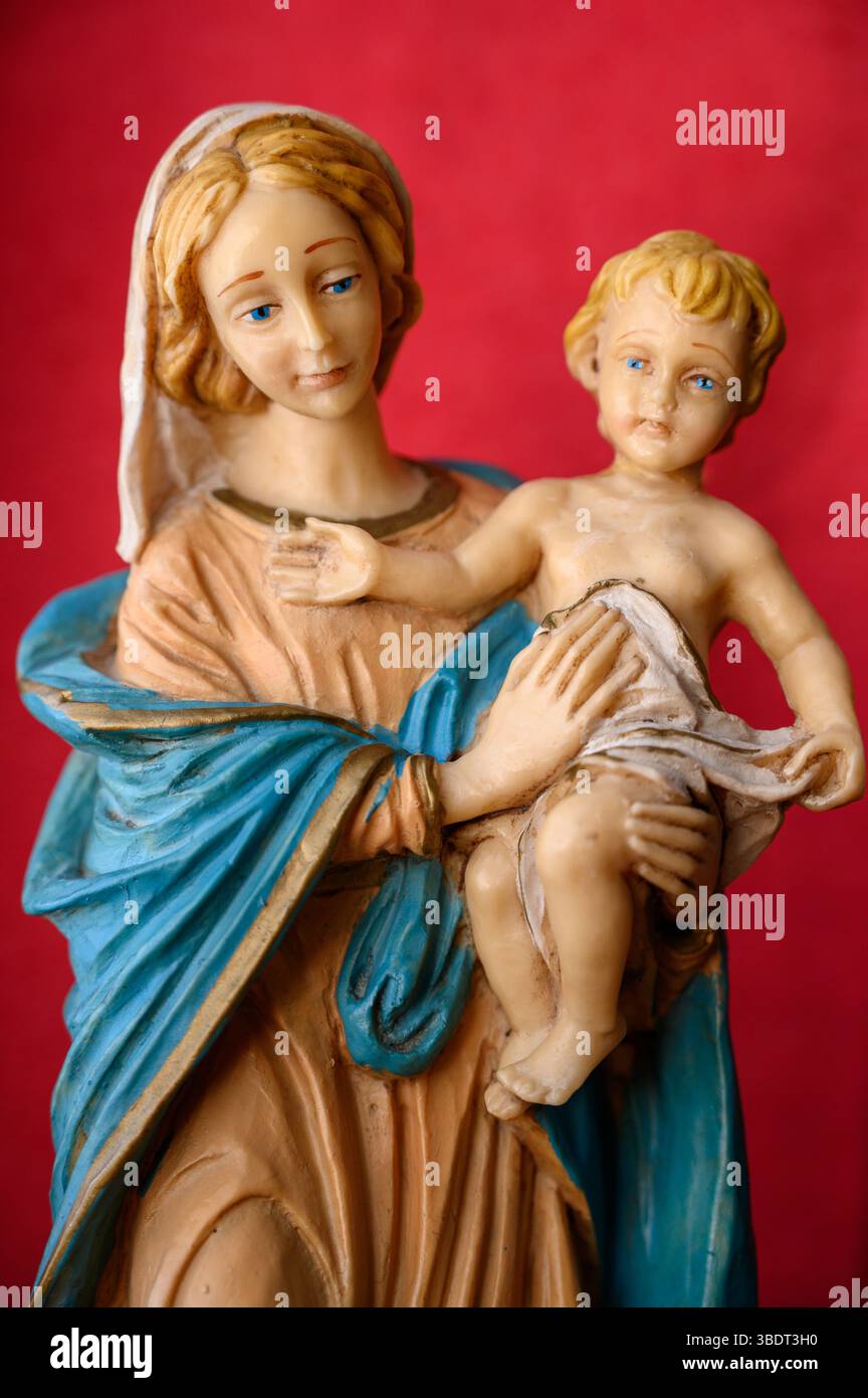 Une statue de la Vierge Marie avec l'enfant Jésus. Banque D'Images
