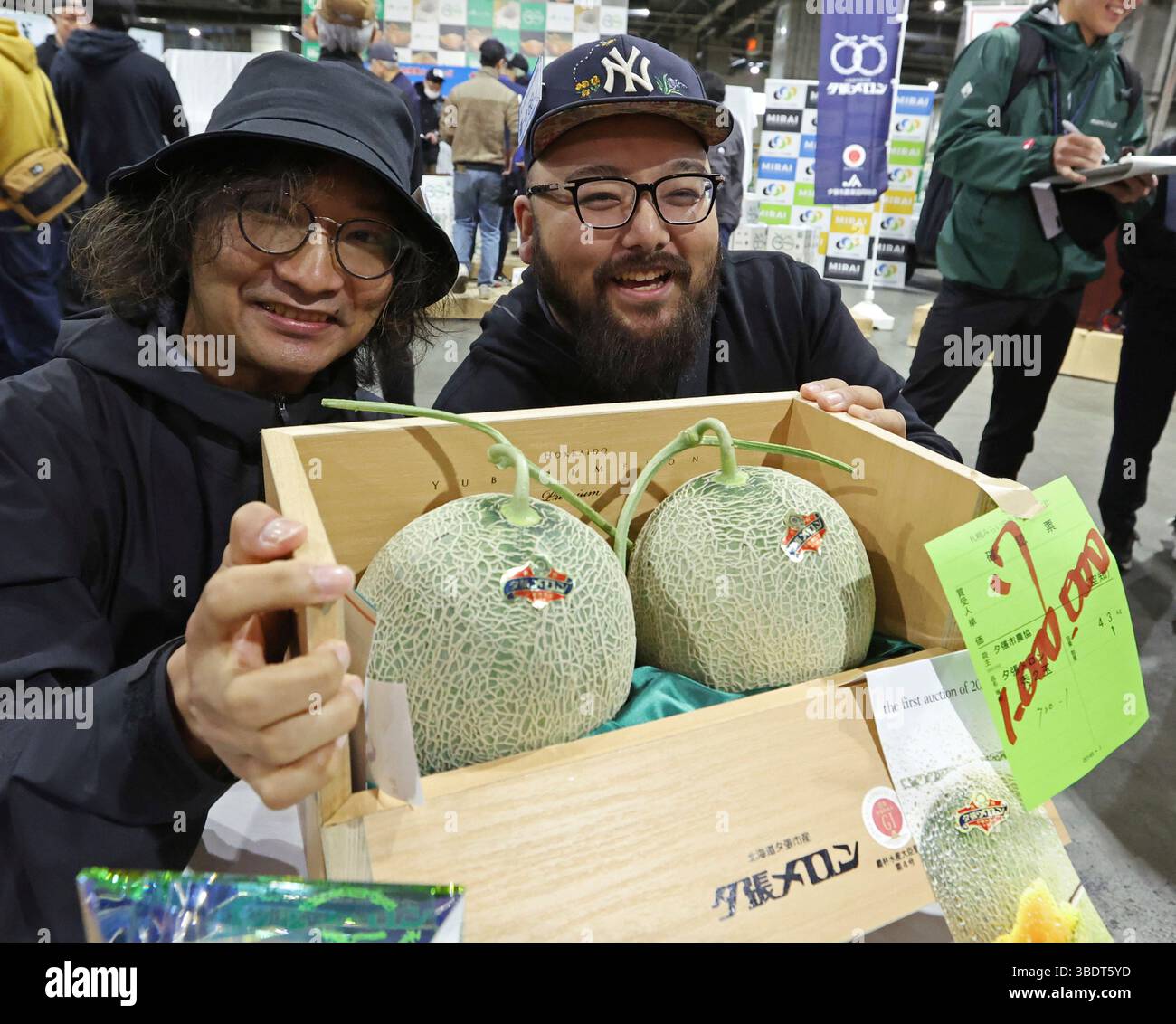 The first auction of Yubari King, a kind of cantaloupe cultivar farmed in greenhouses in Yubari City, is held at the Sapporo Central Wholesale Market in Sapporo City, Hokkaido Prefecture, northern Japan, on May 22, 2025. This year, they were sold for 1 million Japanese yen (about US$ 6,900) for two melons, 2 million yen cheaper than last year. According to the buyer, a merchant in Otaru City, they plan to sell the melons cut up at their store. ( The Yomiuri Shimbun via AP Images ) Banque D'Images
