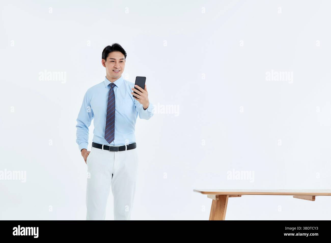 Un homme d'affaires scannant des codes QR pour le paiement Banque D'Images