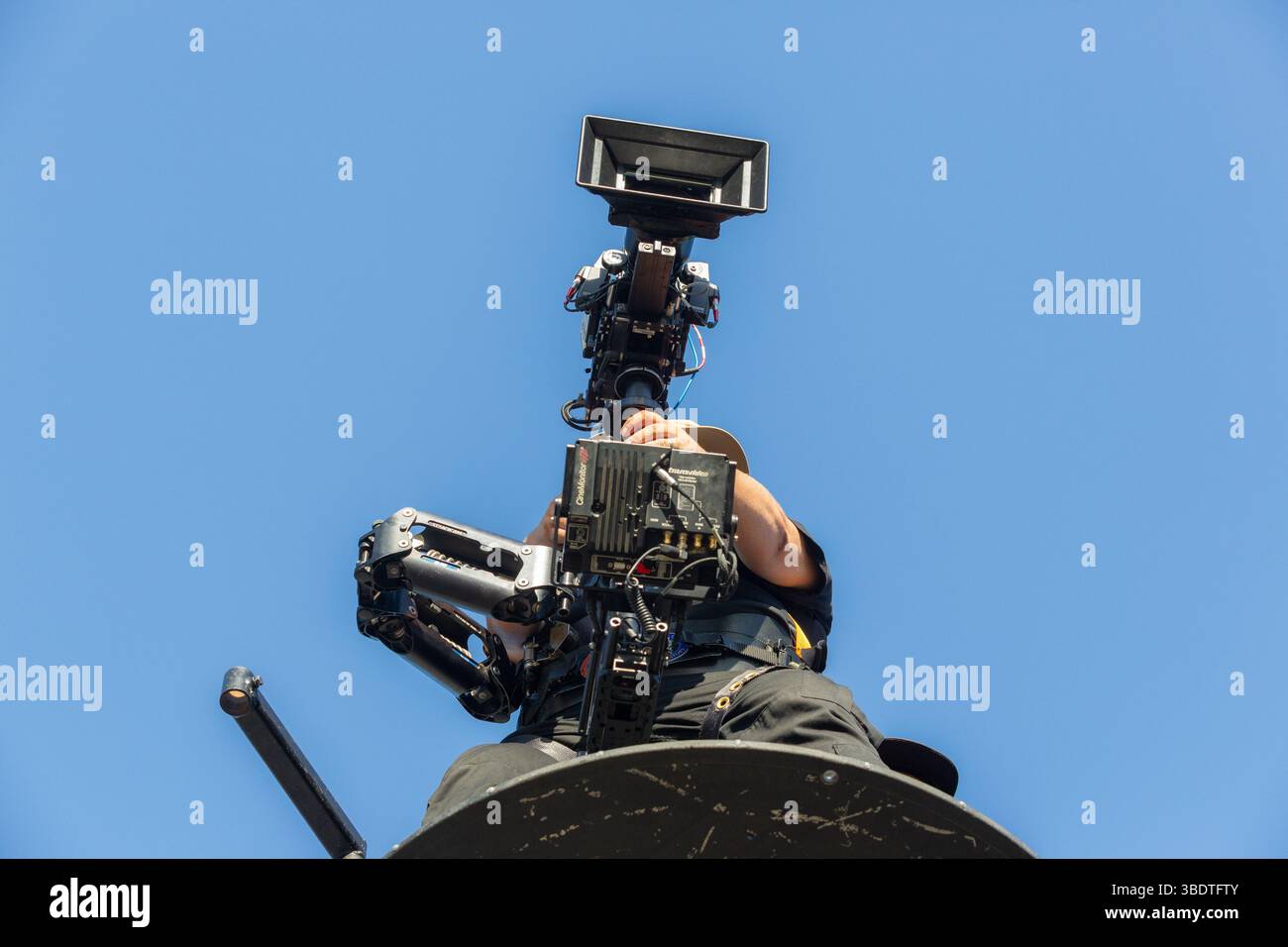 Vue dans les coulisses d'une caméra de cinéma actionnée au sommet d'une grue lors d'une production cinématographique dans le comté de Los Angeles, en Californie, en 2014. Banque D'Images