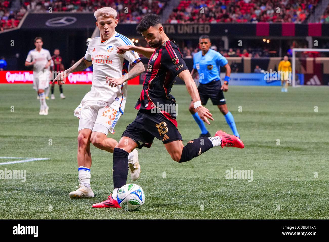 Atlanta, Géorgie, États-Unis. 25 mai 2025. Atlanta United Defender Pedro Amador (18 ans) frappe le ballon à travers le terrain. Atlanta United a accueilli le FC Cincinnati au Mercedes-Benz Stadium d'Atlanta. Crédit : Malachi Gabriel/ZUMA Press Wire/ZUMA Wire/Alamy Live News Banque D'Images