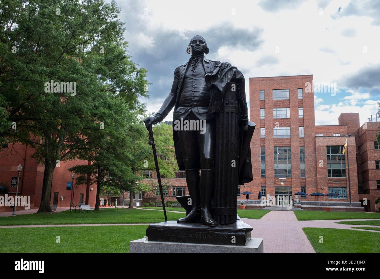 Une statue du 1er président américain George Washington est vue tandis que le campus principal de l'Université George Washington à Washington est clôturé le 23 mai 2025. L'année dernière, University Yard a été le site d'une grande manifestation étudiante contre la guerre à Gaza. (Photo de Aashish Kiphayet/Sipa USA) crédit : Sipa USA/Alamy Live News Banque D'Images