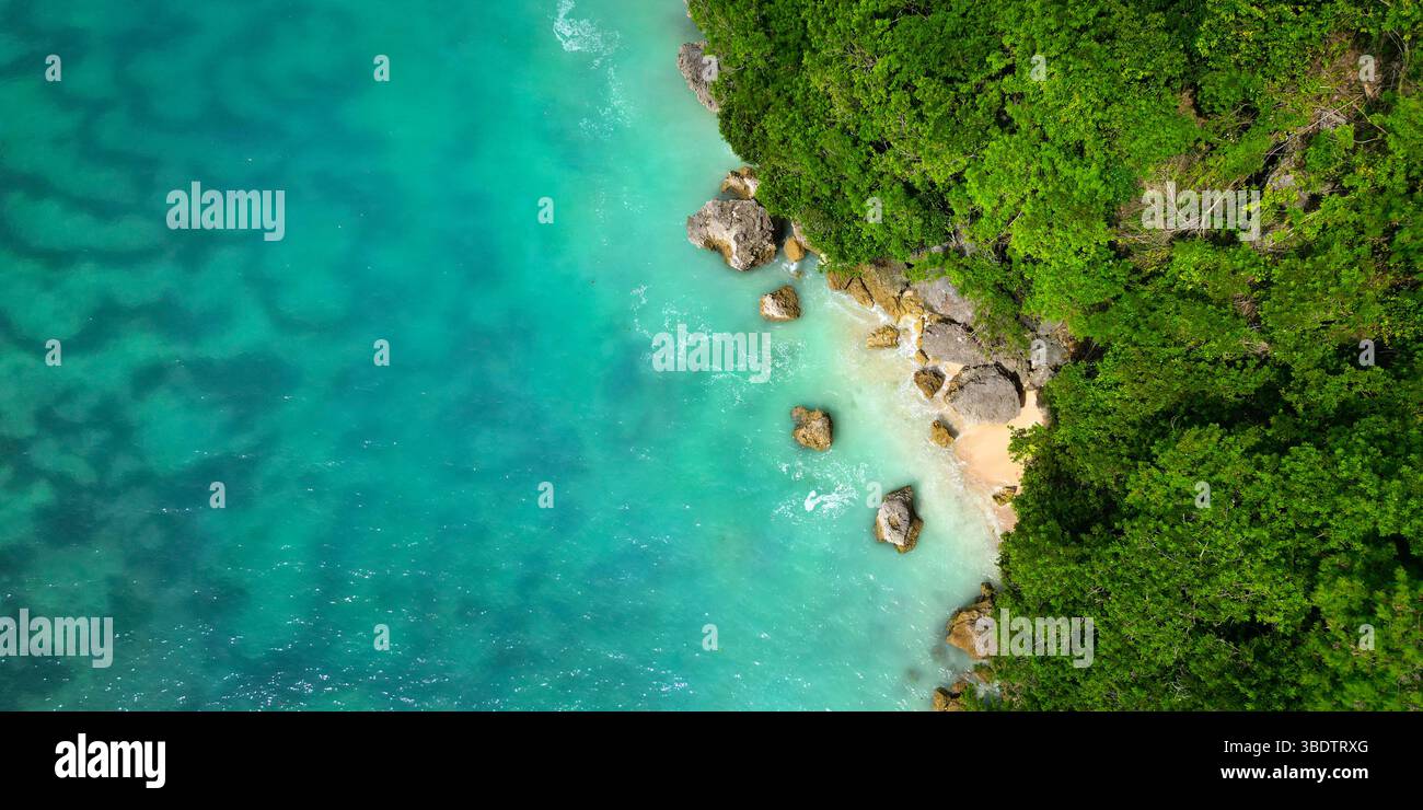 vue aérienne par drone, plage de sable blanc balinais à bali -indonésie Banque D'Images