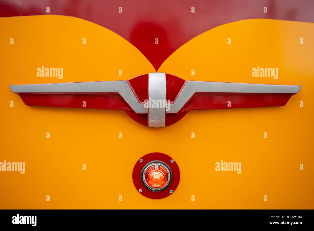 Budapest, Hongrie - 6 octobre 2024 : Focus net sur le logo vintage de tram avec des reflets métalliques Banque D'Images