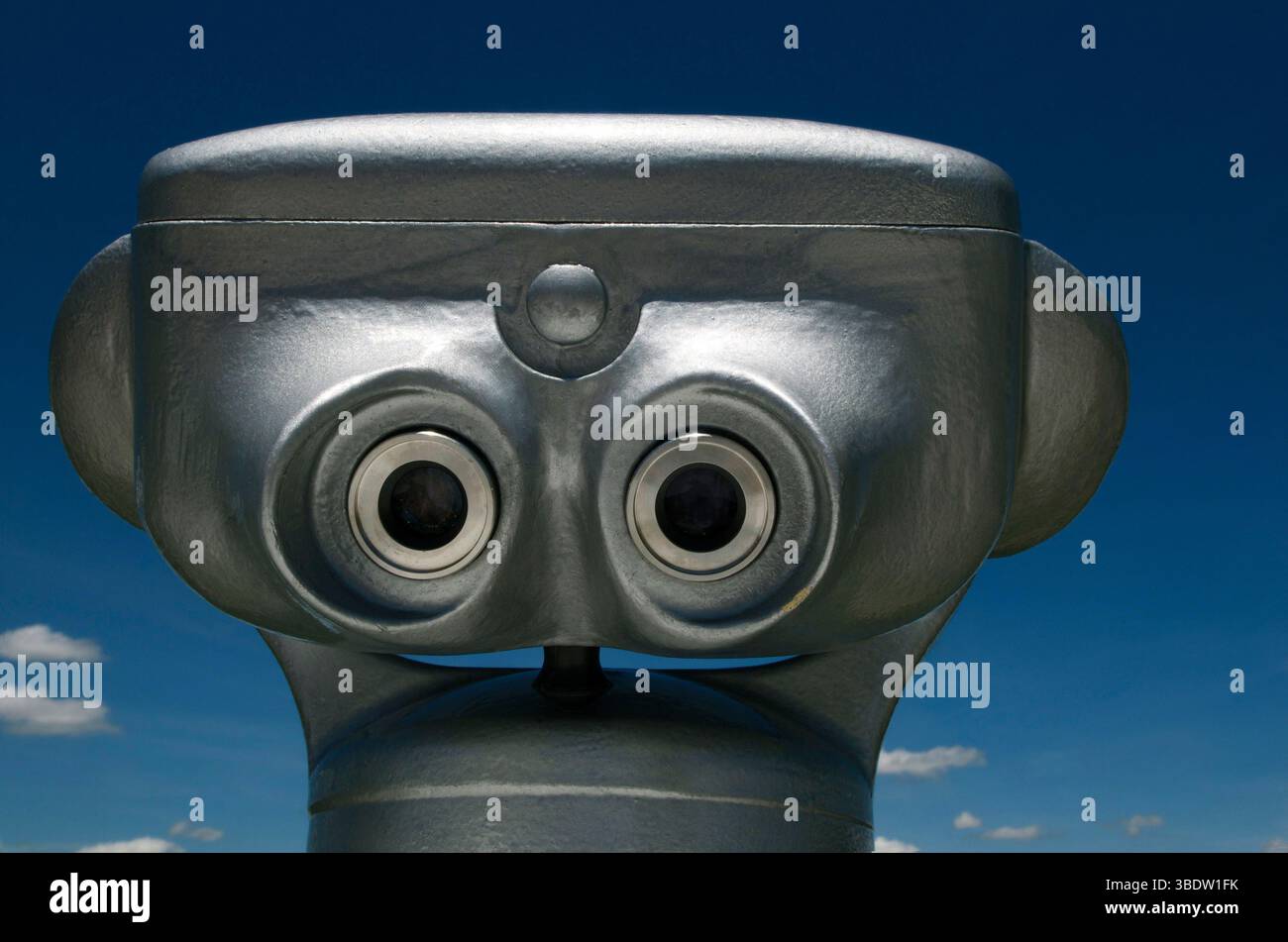 Jumelles automatiques en Auvergne, France, invitant les gens à profiter de paysages magnifiques et de panoramas lointains Banque D'Images