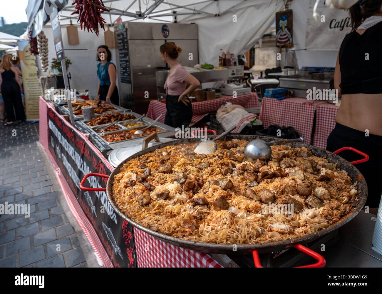 Budapest, Hongrie - 20 août 2024 : festin hongrois de porc choucroute cuisiné dans une bouilloire extérieure Banque D'Images
