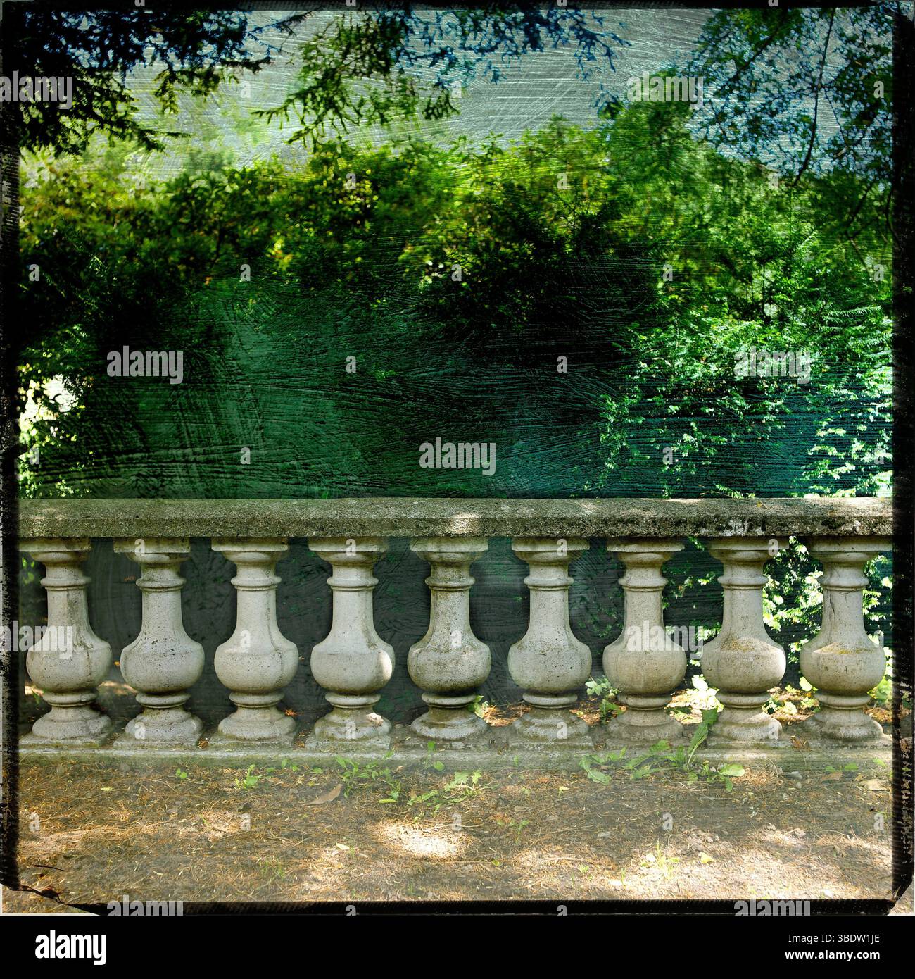 Une balustrade de jardin présente un riche effet texturé, encadrée par une végétation luxuriante et une vue captivante Banque D'Images