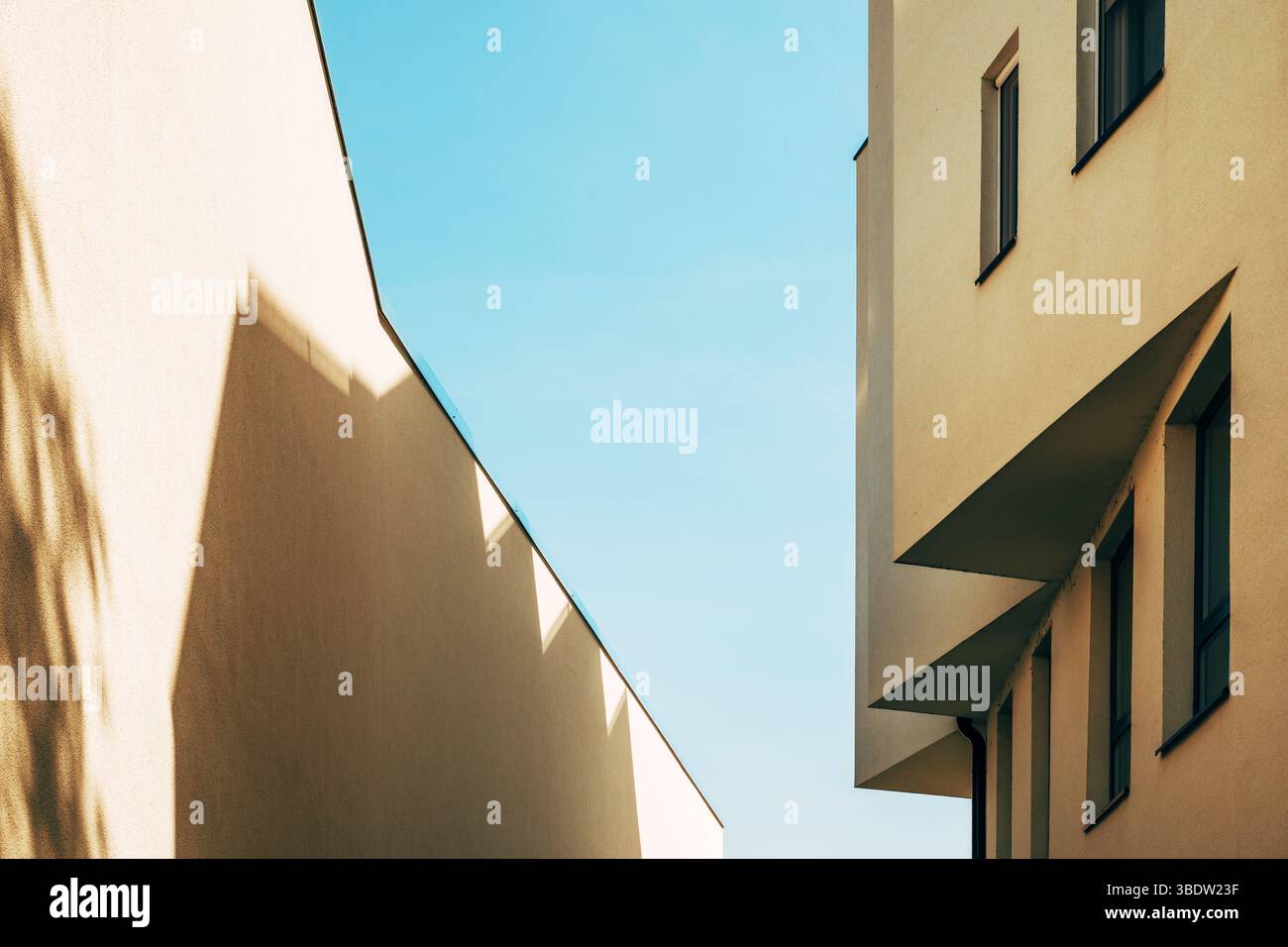 Modèle architectural, façade de bâtiment résidentiel moderne avec ombre et lumière, composition minimaliste comme arrière-plan Banque D'Images