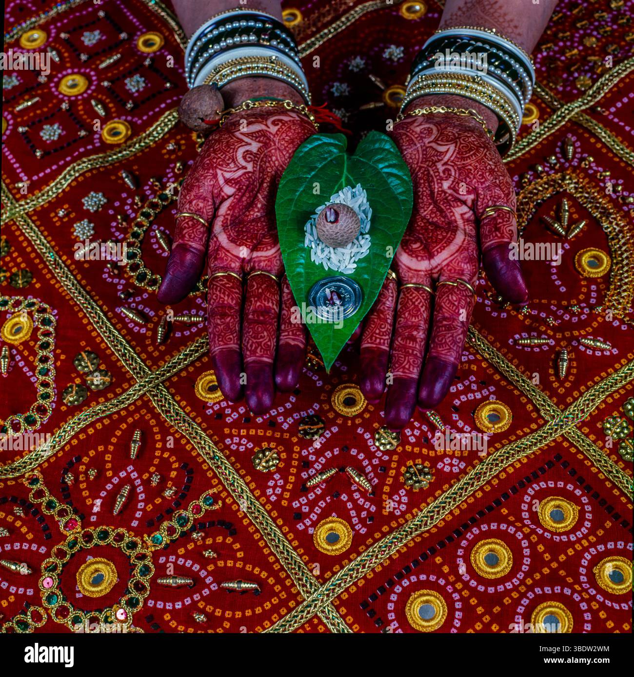 Mariages indiens, mariage hindou, mariées mains avec Henna et auspicious Things.India. Banque D'Images