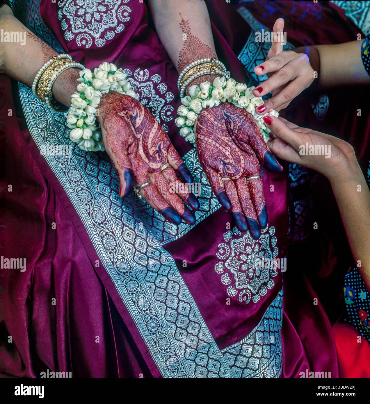 Mariages indiens, mariage hindou, mains de mariées avec Henna Gajra (décoration florale) en cours d'application. Inde. Banque D'Images