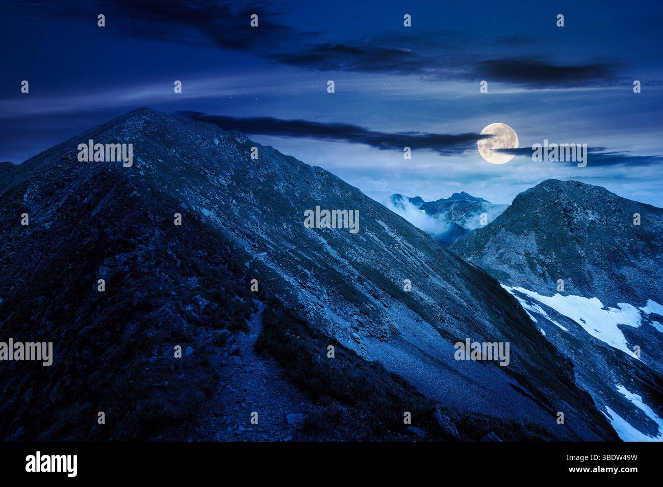 pentes abruptes de crête de montagne en été la nuit. sentier de randonnée à travers les alpes merveilleuses en pleine lune. ciel bleu avec des nuages sombres Banque D'Images pentes abruptes de crête de montagne en été la nuit. sentier de randonnée à travers les alpes merveilleuses en pleine lune. ciel bleu avec des nuages sombres Banque D'Images