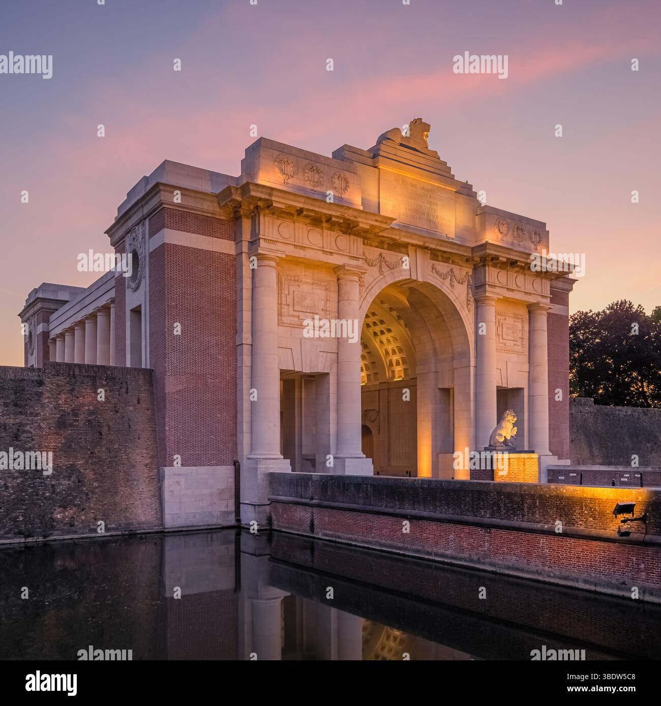 Une photo carrée d'une soirée au coucher du soleil à la porte de Menin à Ieper (Ypres), une ville historique en Flandre, en Belgique, connue pour son rôle important Banque D'Images