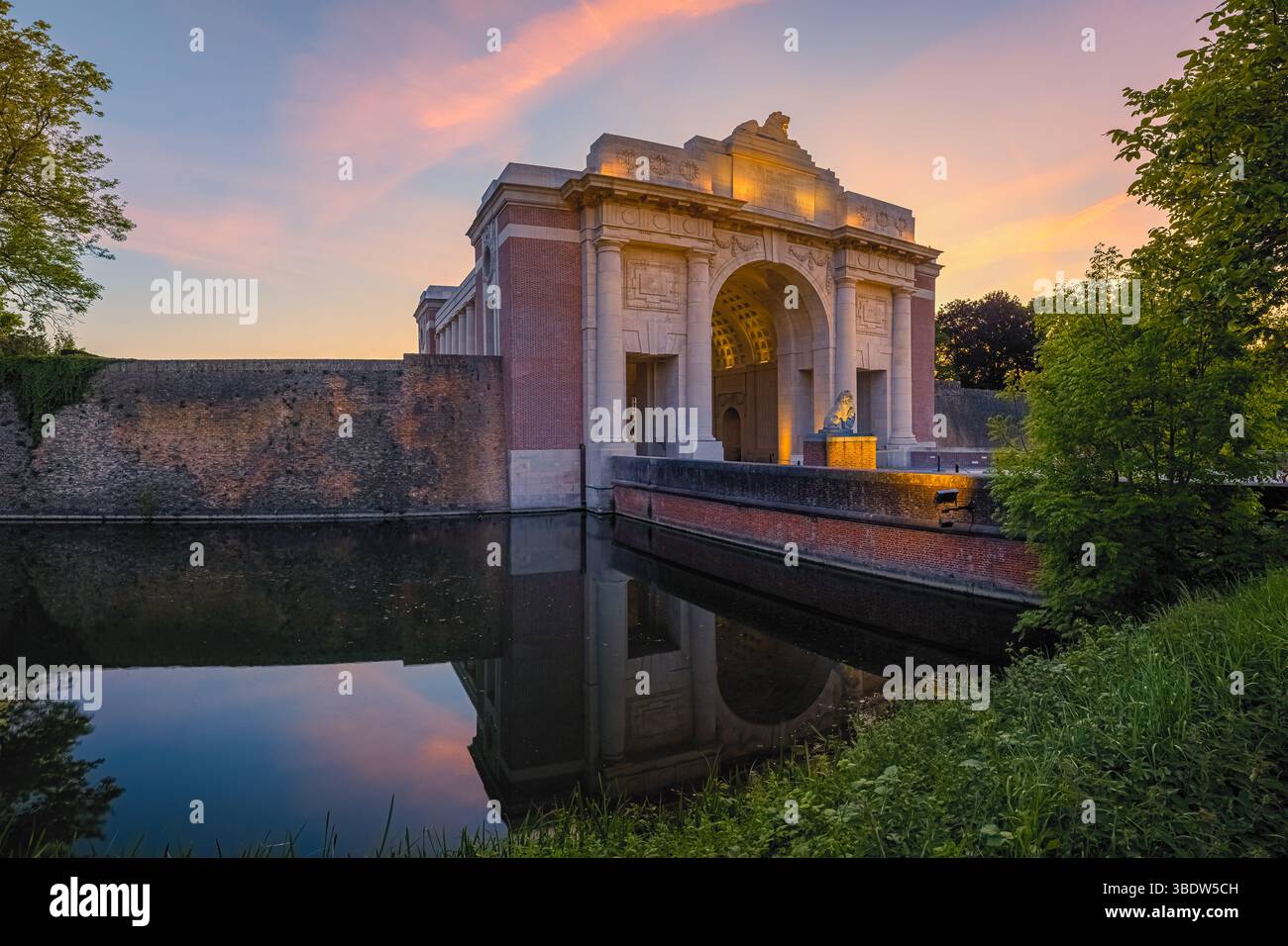 Une soirée au coucher du soleil à la porte de Menin à Ieper (Ypres), une ville historique en Flandre, en Belgique, connue pour son rôle important dans la première Guerre mondiale Banque D'Images
