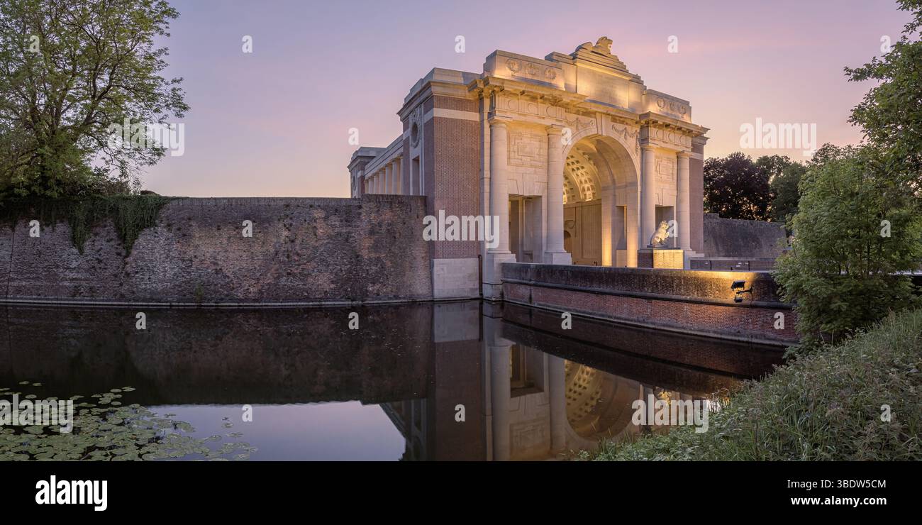 An2 :1 photo panoramique d'une soirée au coucher du soleil à la porte Menin à Ieper (Ypres), une ville historique de Flandre, Belgique, connue pour son importance Banque D'Images