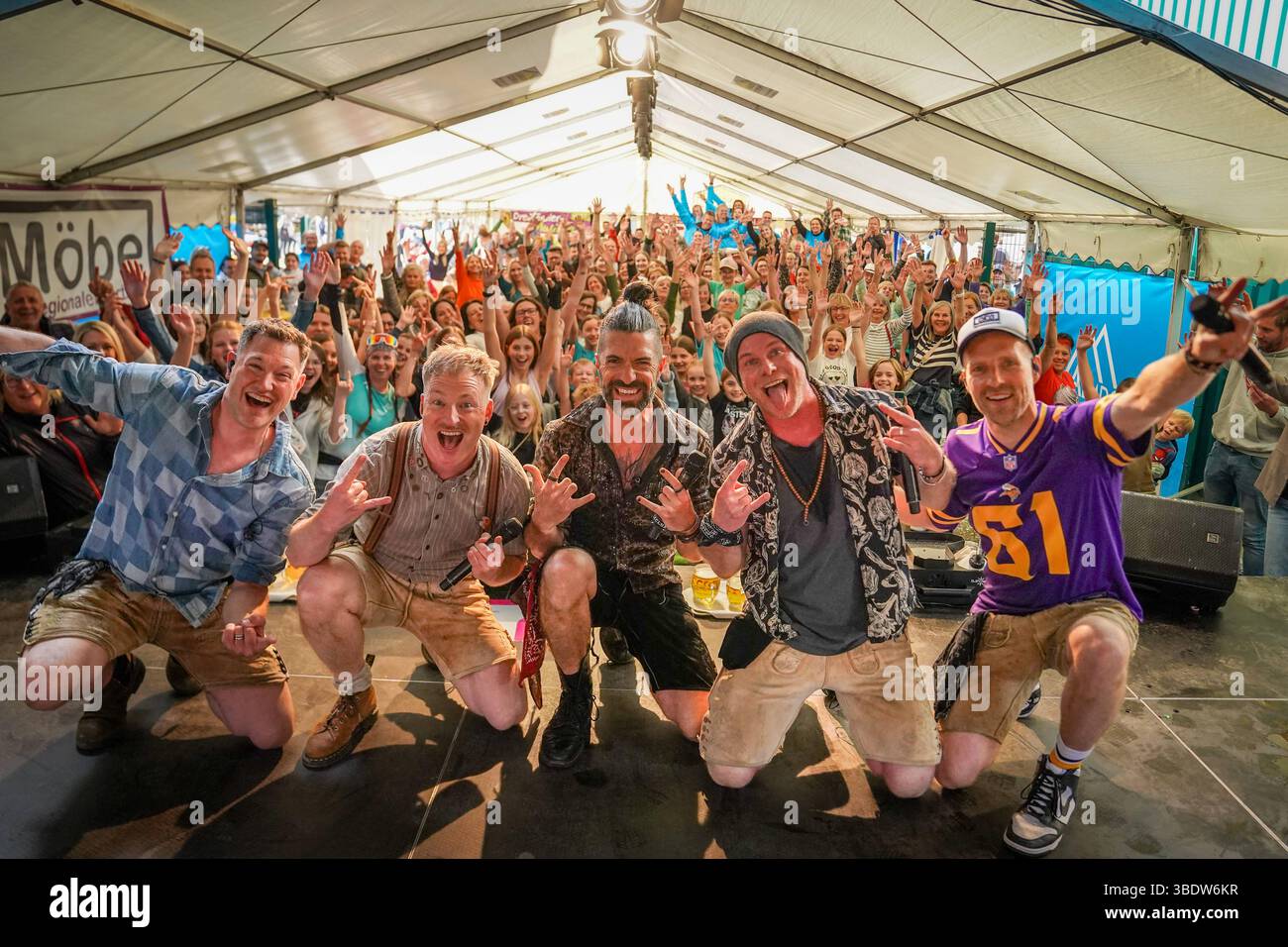 Stadl an der mur, Steiermark, Österreich, Europa : Die Band Voxxclub begeistert beim 40. Firmenjubiläum der Almdorfbau im Stadler Gewerbegebiet mit mitreißender Bühnenperformance. Stimmung, Neue Volksmusik, Jubiläumsfest, Alpenpop, Publikumslieblinge, Live-Act, regionale Wirtschaft, Showeinlage, Unterhaltung, Eventkultur, Musikfest, Sommerfeier, Bauunternehmen, Markführer für Luxus-Chalets. *** Stadl an der mur, Styrie, Autriche, Europe le groupe Voxxclub inspire lors du 40e anniversaire de la compagnie Almdorfbau dans le parc industriel de Stadler avec une ambiance de performance sur scène animée, une nouvelle musique folk, une Banque D'Images