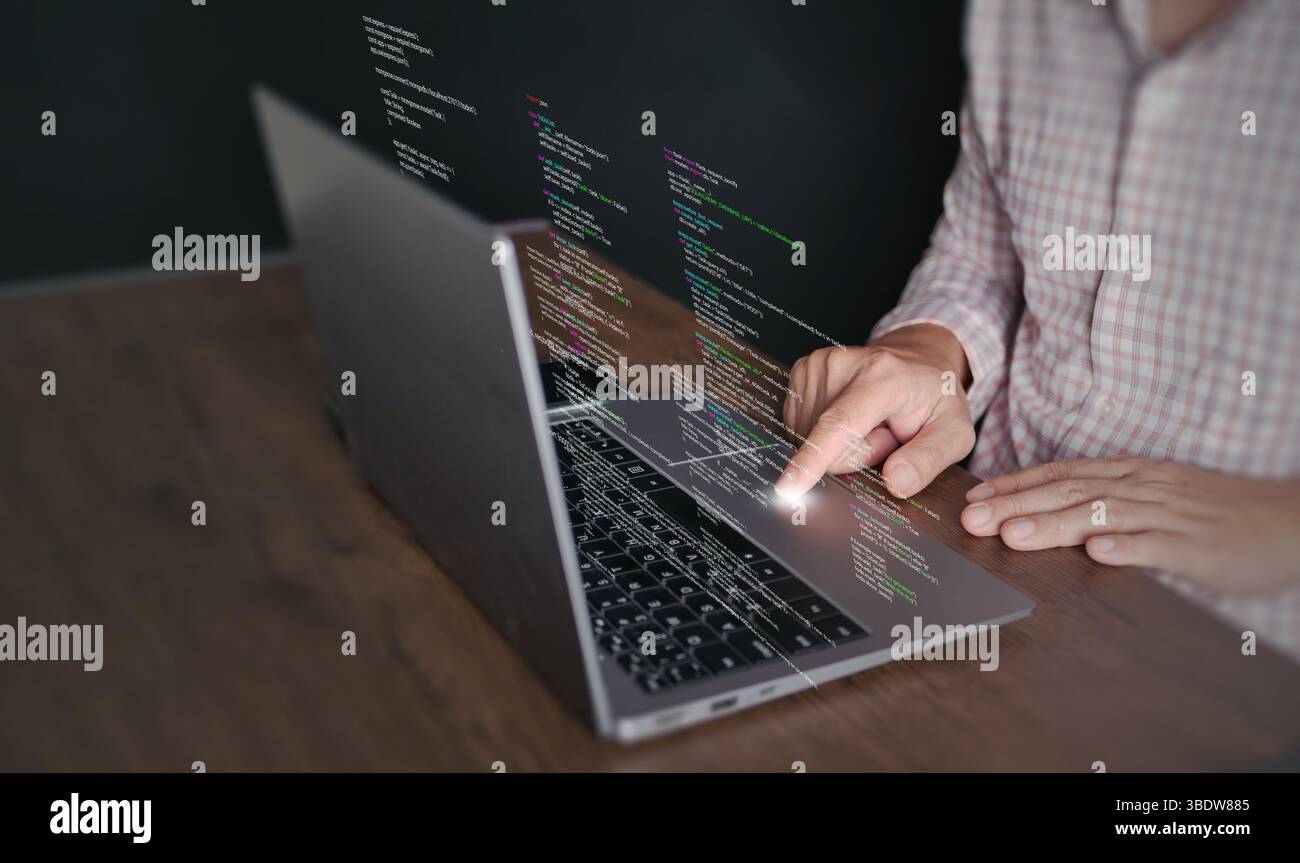 Mains d'un programmeur types sur un ordinateur portable affichant le code de programmation, symbolisant la technologie de codage, le développement de logiciels, les applications web. Solutions INFORMATIQUES, et Banque D'Images