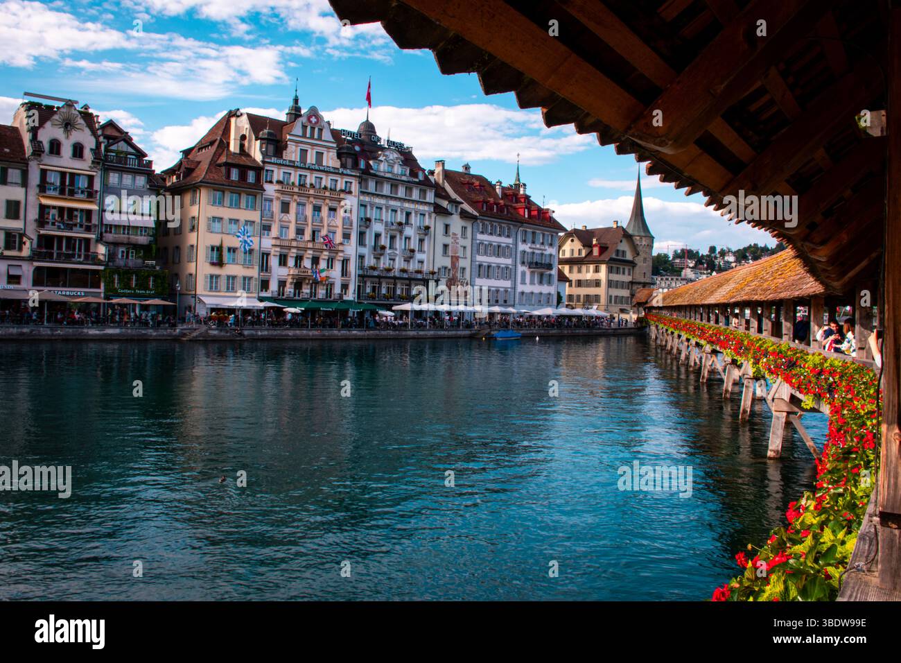 Pont de la chapelle à Lucerne, Suisse, au coucher du soleil : réflexions sur la rivière Reuss et charme médiéval au cœur d'une ville pittoresque et historique. Banque D'Images