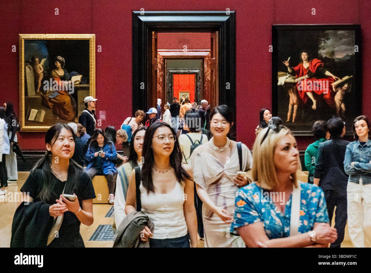 Londres, Royaume-Uni. 25 mai 2025. Les foules inondent pour profiter de la merveille de l'Art un rehang complet de la galerie. La Galerie nationale a également rouvert l'aile Sainsbury après son projet d'immobilisations transformationnelles de deux ans, tous deux faisant partie des célébrations du 200e anniversaire de la Galerie. Crédit : Guy Bell/Alamy Live News Banque D'Images