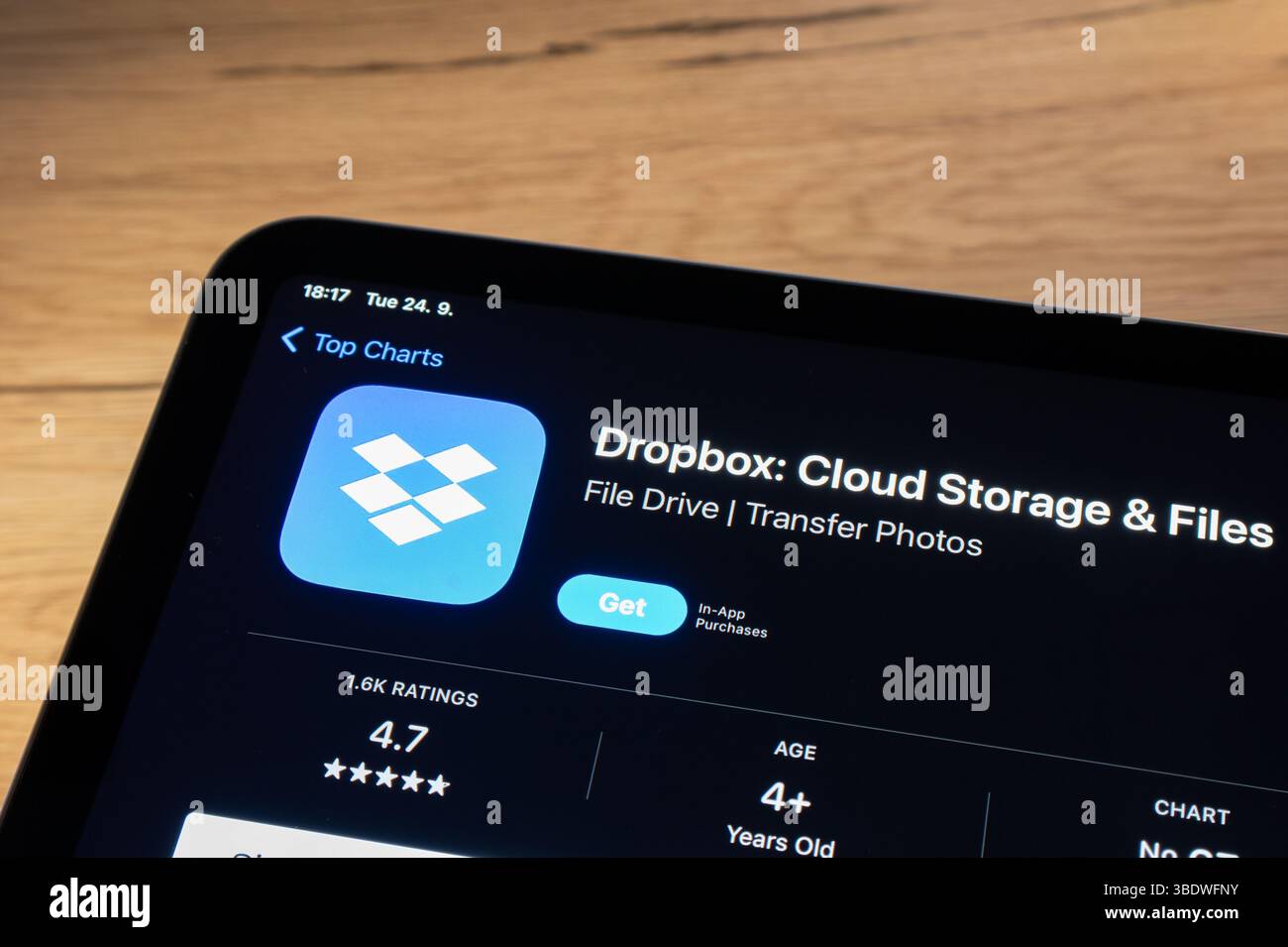 OSTRAVA, TCHÉQUIE - 24 SEPTEMBRE 2024 : Apple App Store avec l'application de stockage mobile dans le cloud Dropbox à installer sur un appareil iOS Banque D'Images