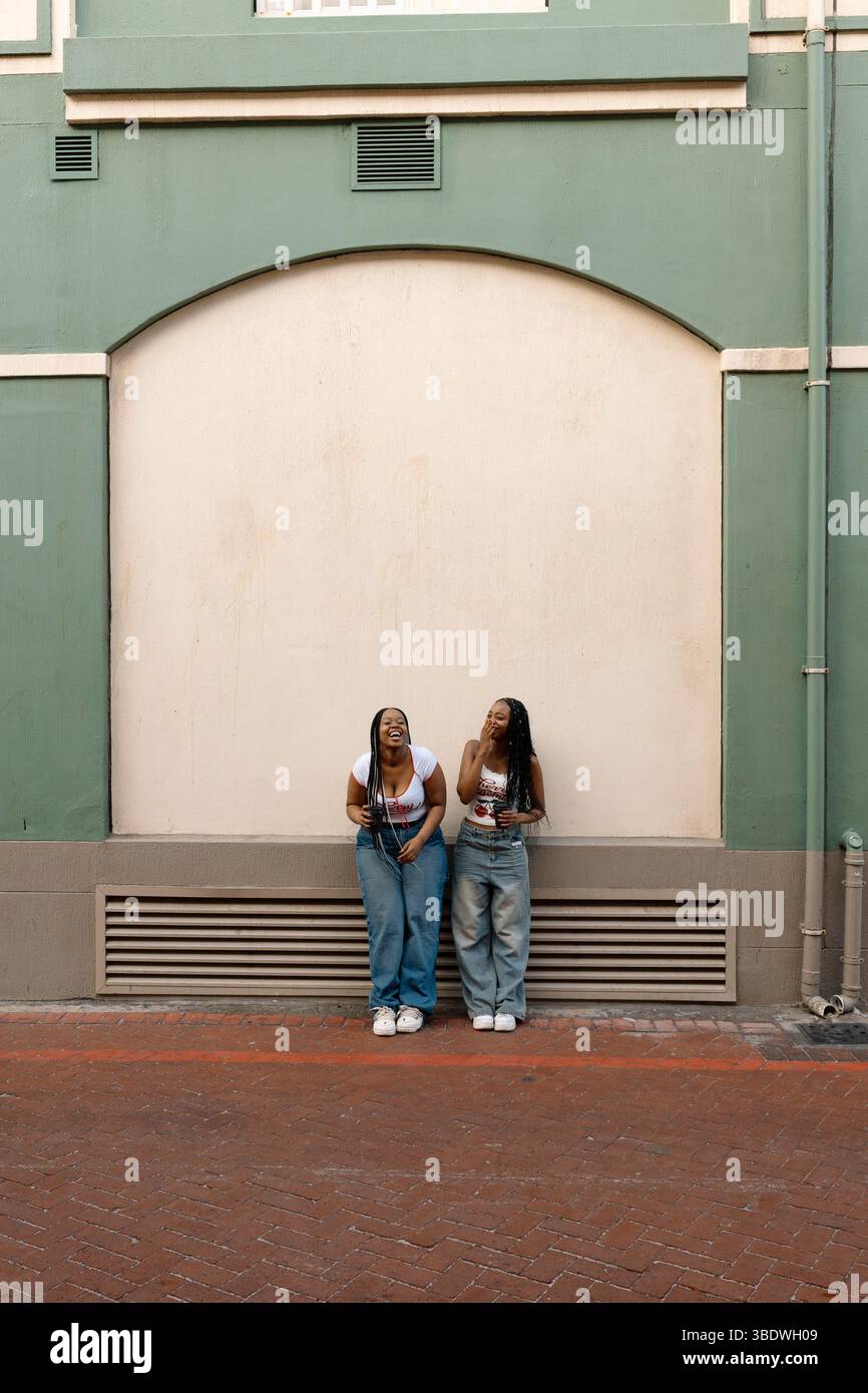 Soeurs rattrapant autour d'un café dans la rue Banque D'Images