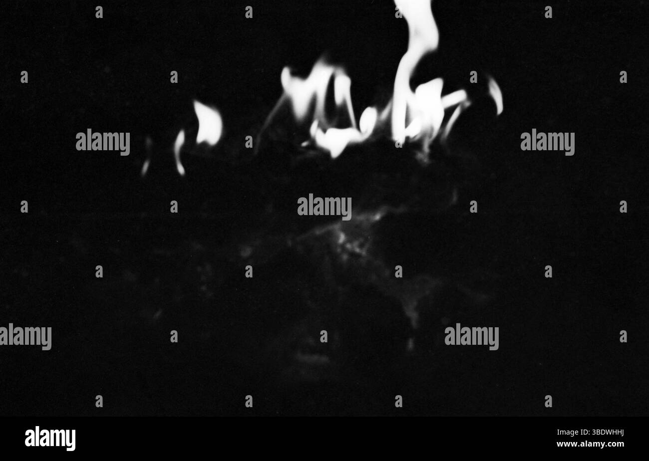 Flammes abstraites dans l'obscurité - photographie en noir et blanc Banque D'Images