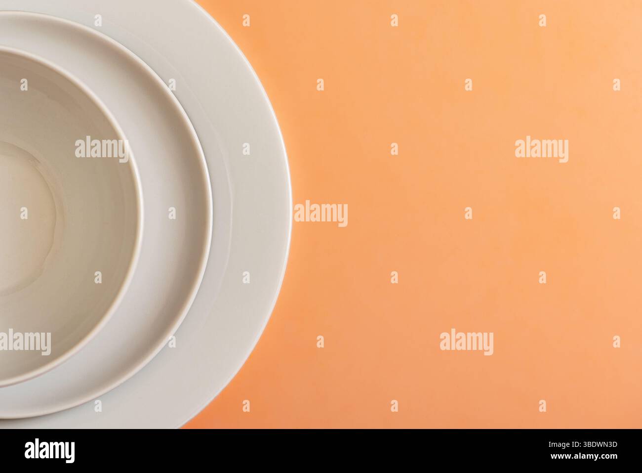 Minimalisme culinaire : composition des assiettes blanches sur fond de saumon Banque D'Images