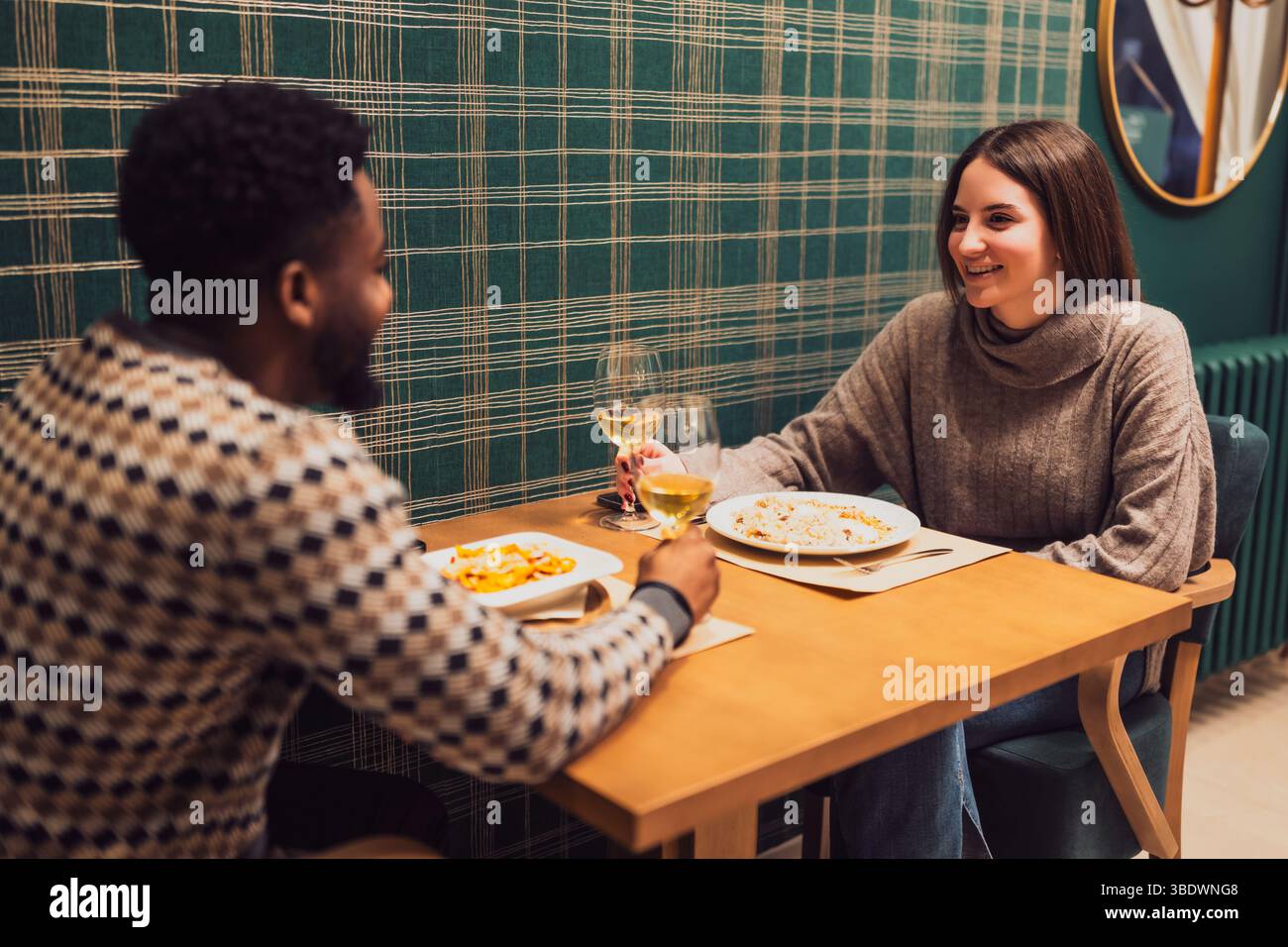 Jeune couple ayant un dîner romantique à leur premier rendez-vous. Banque D'Images