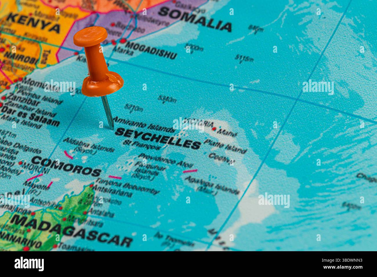 Une vue rapprochée d'une carte détaillée mettant en évidence les Seychelles avec une punaise. Cette belle nation insulaire est située dans l'océan Indien, au large de la côte de A. Banque D'Images