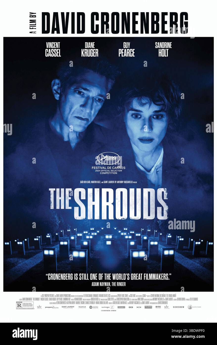 The Shrouds (2024) réalisé par David Cronenberg avec Vincent Cassel, Diane Kruger et Guy Pearce. Karsh, un homme d'affaires innovant et un veuf en deuil, construit un dispositif pour se connecter avec les morts à l'intérieur d'un huis funéraire. Alors qu’il fait face à la perte de sa femme, l’invention de Karsh – une technologie qui permet aux vivants de surveiller leurs proches décédés en temps réel – le mène à une enquête effrayante après que plusieurs tombes, y compris celle de sa femme, ont été profanées. Le film explore les thèmes du deuil, de l'obsession et de l'intersection de la technologie et de la mortalité. UTILISATION ÉDITORIALE DE l'affiche US One Sheet Banque D'Images
