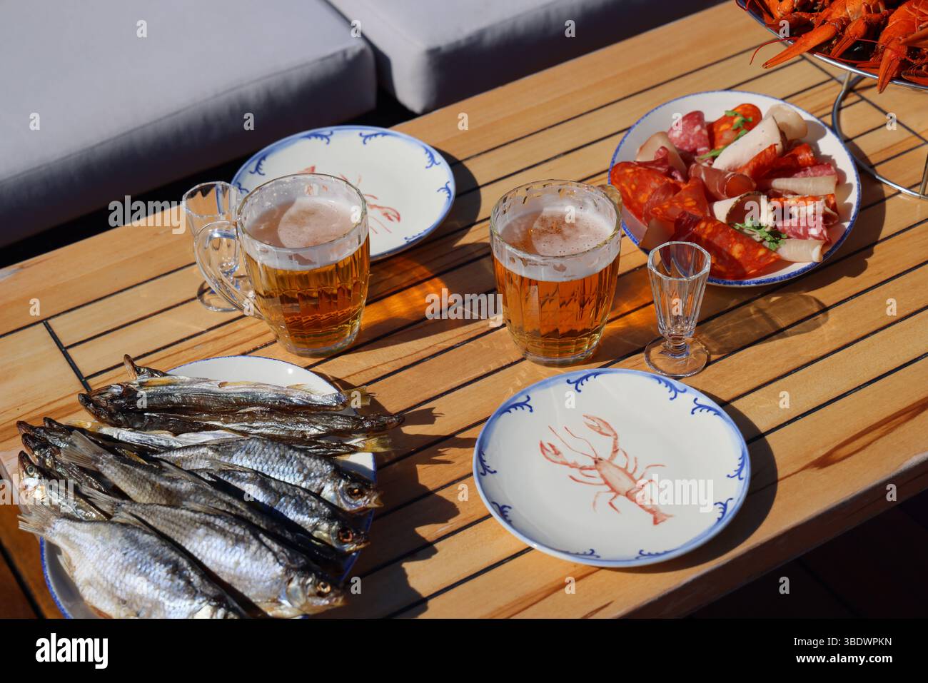 Dégustez des fruits de mer et de la bière au bord de la mer par un après-midi ensoleillé Banque D'Images