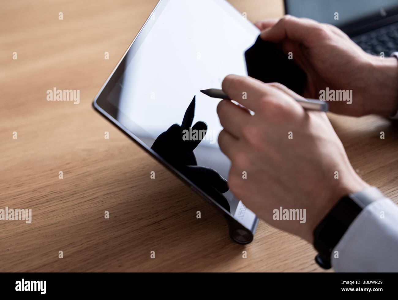 Utilisation de tablettes tactiles pour améliorer l'organisation professionnelle Banque D'Images