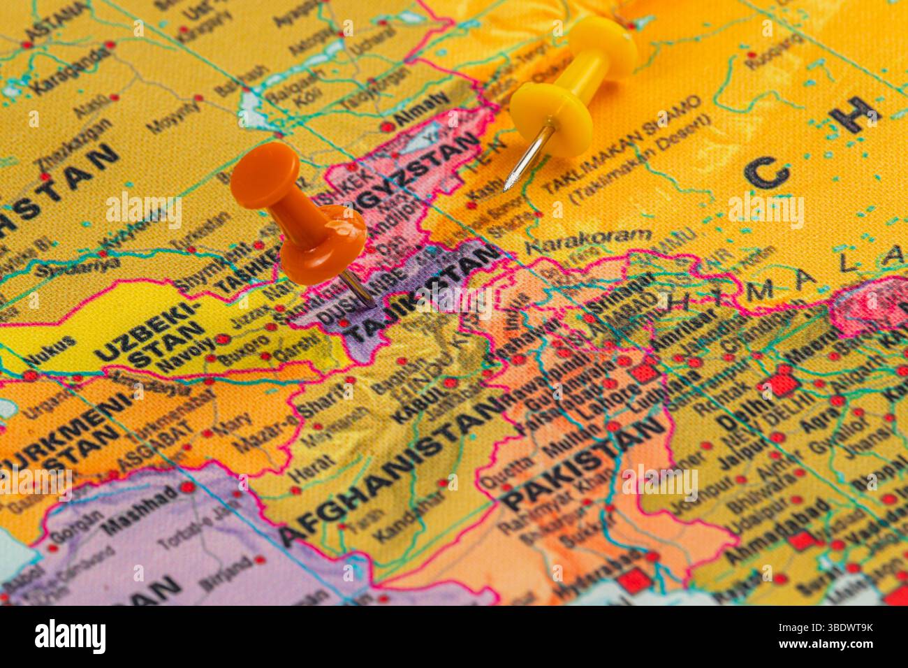 Carte colorée illustrant l'Asie centrale. Les épingles marquent des emplacements au Pakistan et en Afghanistan. Idéal pour des fins éducatives ou des discussions de planification de voyage. Banque D'Images