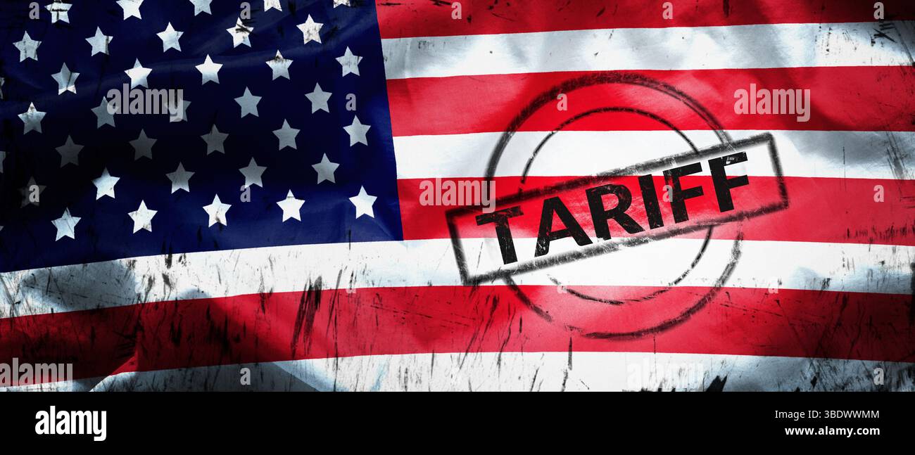 tarifs fiscaux, guerre commerciale et concept de guerre économique. Drapeau des États-Unis avec timbre noir texte TARIF Banque D'Images