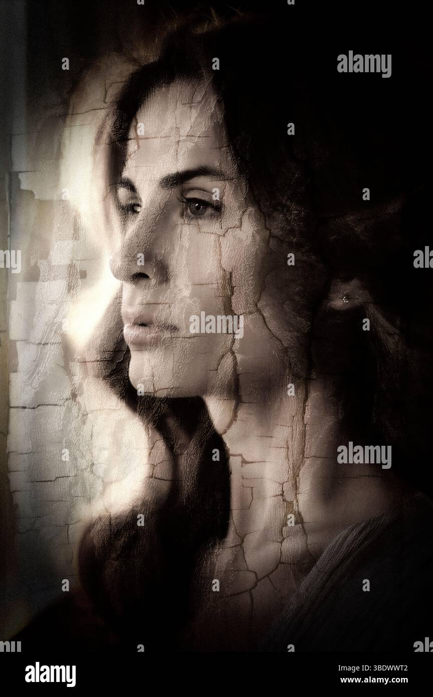 'Portraits de soi' - femme à la fenêtre - Portraits de soi femme introspection : franchir le seuil pour regarder à l'intérieur de soi, très souvent cela est négligé Banque D'Images